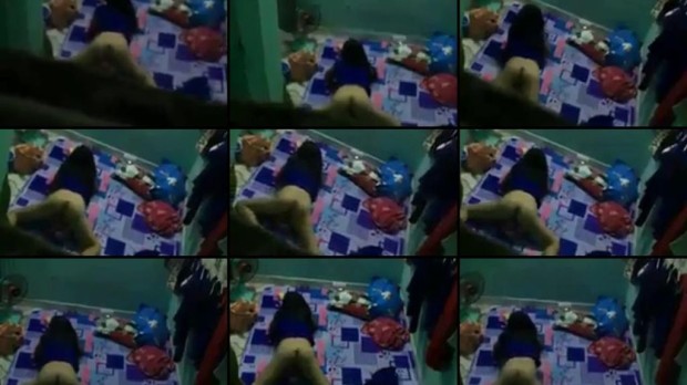 Em gái nứng vừa xem phim sex vừa thủ dâm